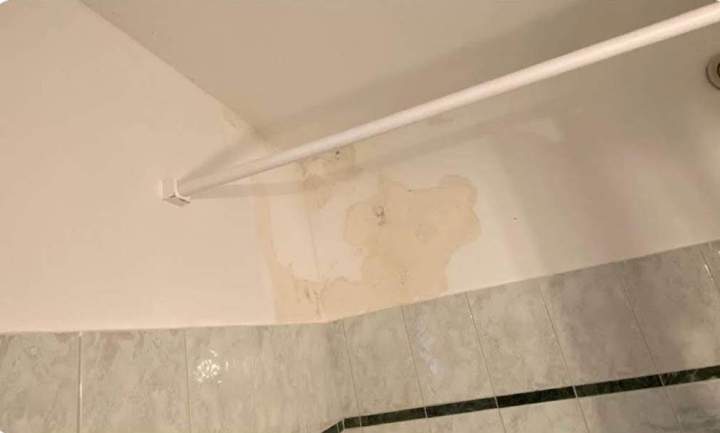 Murs salle de bains détériorés Paris 16e